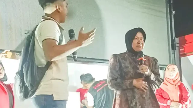 Calon Gubernur Jawa Timur Tri Rismaharini bersama Mahasiswa Surabaya (dok. Rama Indra/beritajatim.com)