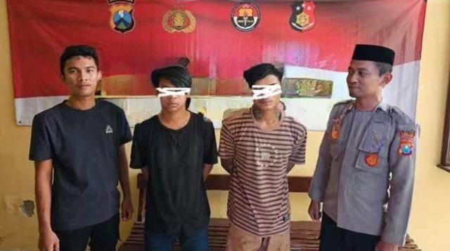 Dua pelaku pengeroyokan saat berada di Polsek Tembelang Jombang.(beritajatim.com)