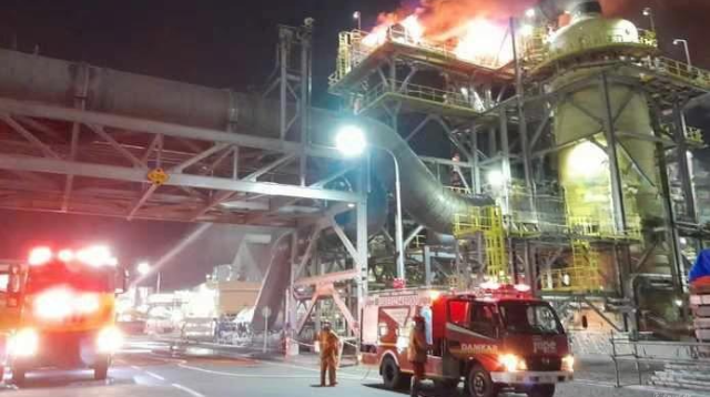 Perusahaan smelter single line terbesar di dunia PT Freeport Indonesia (PTFI) yang berlokasi di Kawasan Ekonomi Khusus (KEK) Gresik mengalami kebakaran. (beritajatim.com)
