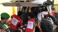 Jenazah korban dievakuasi sejumlah relawan ke mobil ambulance. (beritajatim.com)