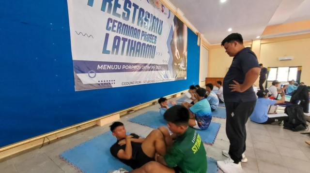 Atlet mengikuti serangkaian tes parameter fisik di Gedung PGRI Kabupaten Situbondo, jawa Timur. Minggu (20/10/2024) (ANTARA)