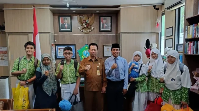 Kunjungan tim debat SMPI Al Azhar 54 Sidoarjo di kantor Dinas Pendidikan dan Kebudayaan Sidoarjo. ANTARA/HO-SMPI Al Azhar 54 Sidoarjo.