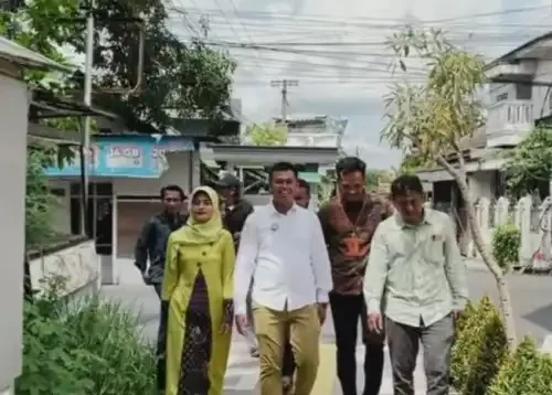 Mas Ibin melangkah mantap menuju TPS 07 Kelurahan Kepanjenlor untuk menyalurkan hak pilihnya pada Pilwali Kota Blitar 2024.