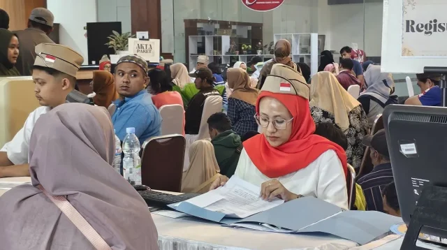 Petugas Dispendukcapil Kota Malang melayani pemohon yang mengajukan pengurusan administrasi kependudukan pada GISA yang diselenggarakan di gedung DPRD setempat, Minggu (3/11/2024). ANTARA/Ananto Pradana