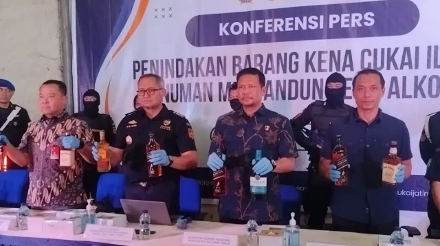 Petugas Bea Cukai, Kepolisian dan TNI menunjukkan barang bukti minuman beralkohol tanpa cukai. ANTARA/Indra Setiawan