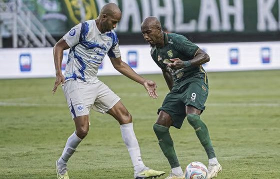 Paulo Henrique penyerang Persebaya Surabaya berusaha melewati tembok pertahanan PSIS Semarang dalam laga tunda pada Selasa (30/1/2024). Foto: Persebaya