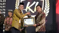 Mashudi, Asisten Administrasi Umum Kabupaten Blitar, menerima penghargaan PPID Award kategori Badan Publik Informatif dari Komisi Informasi Jawa Timur di Surabaya. (Foto: Pemkab Blitar)