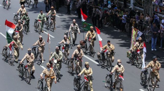Warga menyaksikan Parade Surabaya Juang di Surabaya, Jawa Timur, Minggu (3/11/2024).
