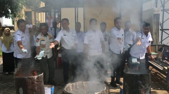 Pemusnahan puluhan ribu KTP oleh Dispendukcapil Kabupaten Blitar, Rabu (20/11/2024). (foto : Winanto/beritajatim.com)