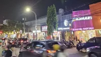 Deretan pertokoan dan kafe yang ada di kawasan wisata Kayutangan Heritage, Kota Malang, Jawa Timur, Minggu (24/11/2024). ANTARA