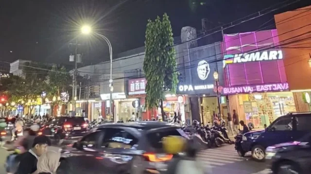 Deretan pertokoan dan kafe yang ada di kawasan wisata Kayutangan Heritage, Kota Malang, Jawa Timur, Minggu (24/11/2024). ANTARA