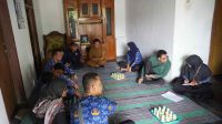 Pemkab Kediri kunjungi rumah anak korban tinggal. [Joko]