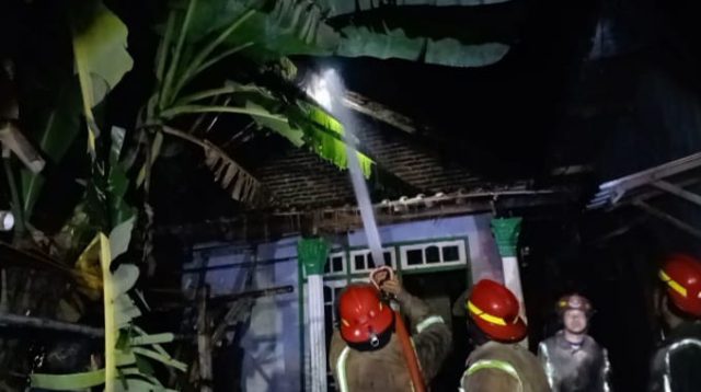 Petugas memadamkan api di rumah kakek Yasimin Jombang. [Zainul Arifin]
