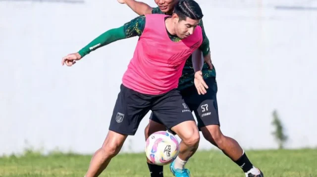Pemain Persela Lamongan Ezteban Vizcarra berebut bola dengan Rafiud Drajat pada sesi official training jelang menghadapi Persibo Bojonegoro pada lanjutan pertandingan Liga 2 yang akan digelar di Stadion Tuban Sport Center (TSC), Sabtu (21/12/2024). (ANTARA/HO-Tim Persela)