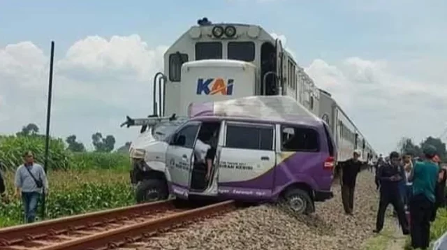 ondisi ambulance saat tertabrak KA Matarmaja di Petak jalan Ngujang – Kras Jpl 260.