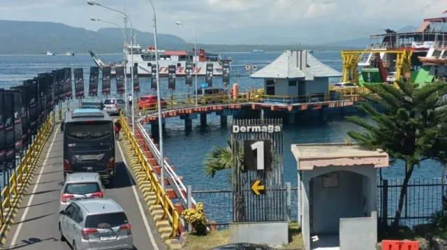 Kendaraan roda empat antre di dermaga Pelabuhan Ketapang, Banyuwangi, Jawa Timur. ANTARA/Novi Husdinariyanto