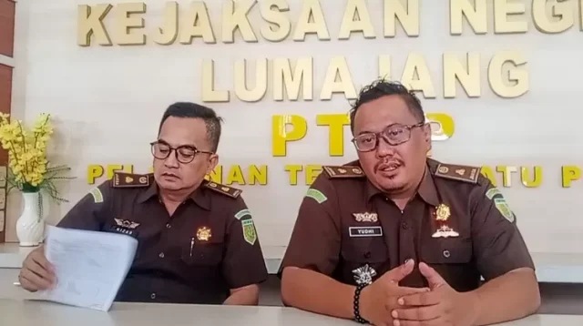 Kasi Intel Kejaksaan Negeri Lumajang, R. Yudhi Teguh Santoso, SH, ketika didampingi Kasi Pidsus, Muhammad Nizar, SH, MH. (foto: Makhrus, jatimhariini.co.id)