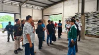 Anggota Komisi II DPRD Situbondo melakukan pengecekan ketersediaan pupuk urea subsidi di Gudang Pupuk Penyangga Desa Kalibagor, Situbondo. Jumat (27/12/2024). ANTARA/Novi Husdinariyanto.