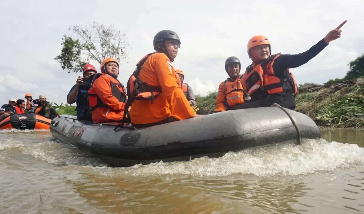Anggota Komisi V DPR RI Reni Astuti (kanan) bersama Kasi Operasional Basarnas Kantor SAR Surabaya Didit Arie Ristandy (ketiga kiri) dan jajaran menyisir Kali Makmur kawasan perumahan Royal Residen Surabaya, Kamis (26/12/2024). ANTARA/Naufal Ammar Imaduddin