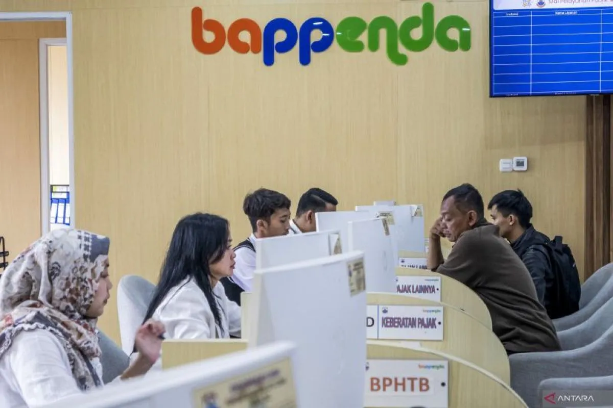 Ilustrasi - Petugas melayani wajib pajak di kantor Bappenda (ANTARA FOTO/ABDAN SYAKURA)