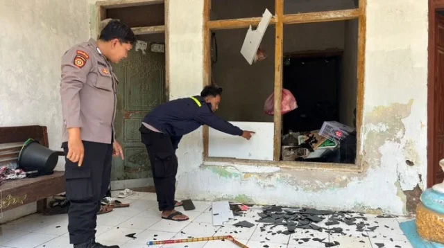 setelah pelemparan batu dan tinja hingga menyebabkan kaca pecah. Sumber foto: https://www.detik.com/jatim
