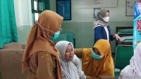 Pelajar putri mengikuti imunisasi HPV di SMPN 4 Kota Kediri, Jawa Timur, Senin (20/1/2025). ANTARA/Asmaul