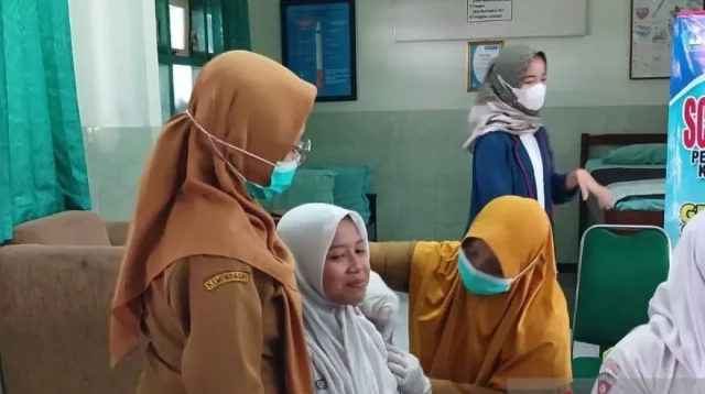 Pelajar putri mengikuti imunisasi HPV di SMPN 4 Kota Kediri, Jawa Timur, Senin (20/1/2025). ANTARA/Asmaul