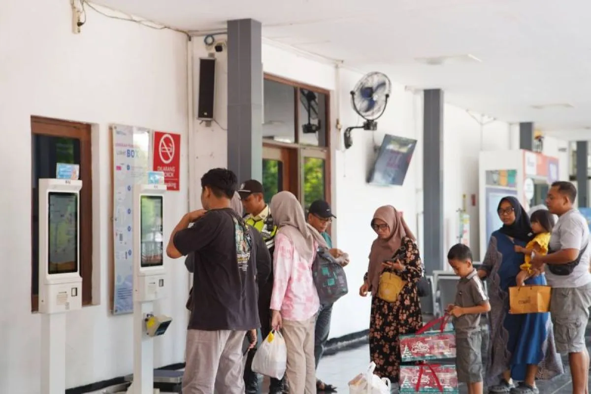 Penumpang melakukan registrasi untuk naik kereta api di stasiun wilayah Daop 7 Madiun, Jawa Timur. ANTARA