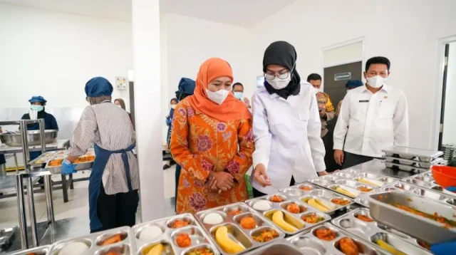 Gubernur Jatim terpilih Khofifah Indar Parawansa meninjau dapur sehat Makan Bergizi Gratis (MBG) di Satuan Pelayanan Pemenuhan Gizi (SPPG) wilayah Kodim 0816 Sidoarjo, Rabu (8/1/2025). (ANTARA/HO-Tim Khofifah)