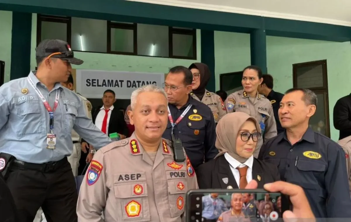 Direktur Pembinaan Masyarakat (Dirbinmas) Polda Jawa Timur Kombes Pol Asep Irpan Rosadi usai menghadiri puncak peringatan HUT Satpam ke-44 di Surabaya, Rabu (8/1/2024). ANTARA/Willi Irawan