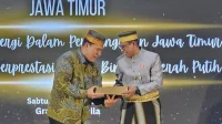 Anggota Komisi VII DPR RI Bambang Haryo Soekartono (kiri) atau BHS ketika menerima cinderamata dari Ketua BPW KKSS Jawa Timur periode 2024-2029 Muslim Hamzah (kanan) sebagai bentuk tanda penobatan menjadi warga kehormatan, dalam acara di Kota Batu, Sabtu (25/1/2025) malam. ANTARA