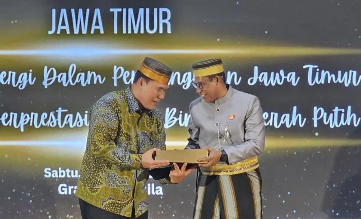 Anggota Komisi VII DPR RI Bambang Haryo Soekartono (kiri) atau BHS ketika menerima cinderamata dari Ketua BPW KKSS Jawa Timur periode 2024-2029 Muslim Hamzah (kanan) sebagai bentuk tanda penobatan menjadi warga kehormatan, dalam acara di Kota Batu, Sabtu (25/1/2025) malam. ANTARA