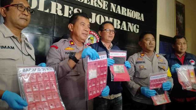 Polisi menunjukkan tersangka dan barang bukti narkoba. [Zainul Arifin]