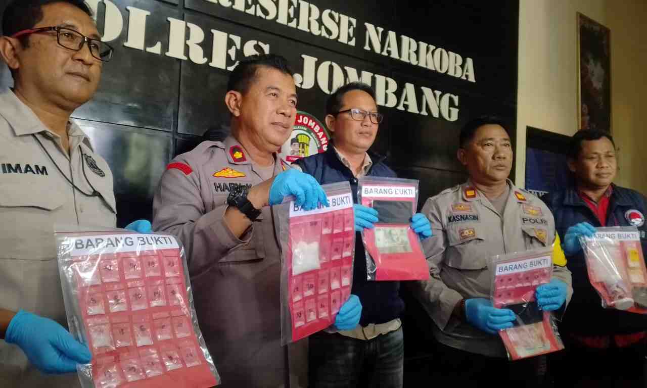 Polisi menunjukkan tersangka dan barang bukti narkoba. [Zainul Arifin]
