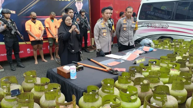 Polres Bojonegoro menunjukan hasil tangkapan pelaku pencurian spesialis tabung LPG 3 kilogram, Jumat (10/1/2025). (ANTARA / M. Yazid)