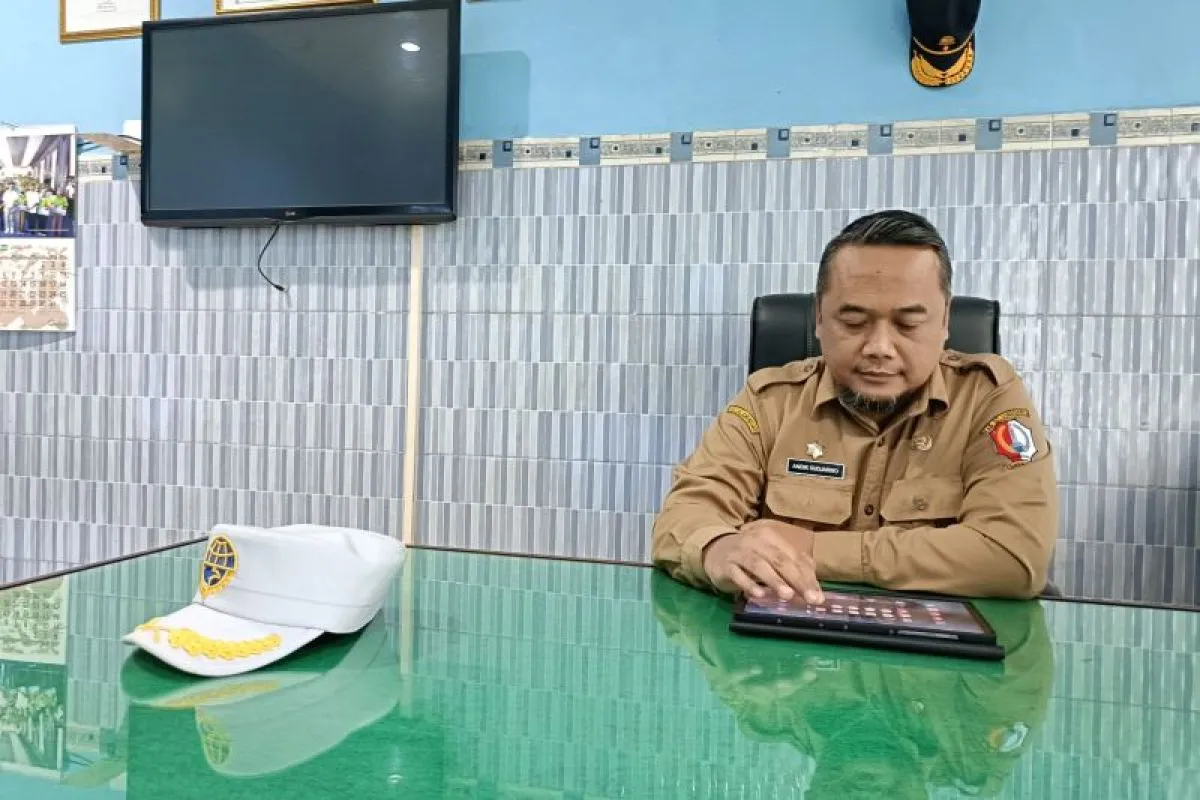 Kepala Dinas Perhubungan Kabupaten Bojonegoro, Andik Sudjarwo, saat ditemui diruang kerjanya, di Bojonegoro, Jawa Timur, Senin (20/1/2025). (ANTARA)