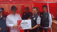 Mensos Gus Ipul saat menyerahkan bantuan lumbung sosial di Kediri. [Joko]