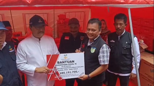 Mensos Gus Ipul saat menyerahkan bantuan lumbung sosial di Kediri. [Joko]