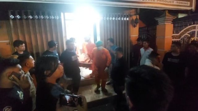 Petugas mengevakuasi jenazah korban. [Zainul Arifin]