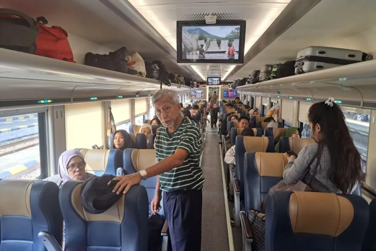 Penumpang kereta api di salah satu stasiun, (ANTARA)