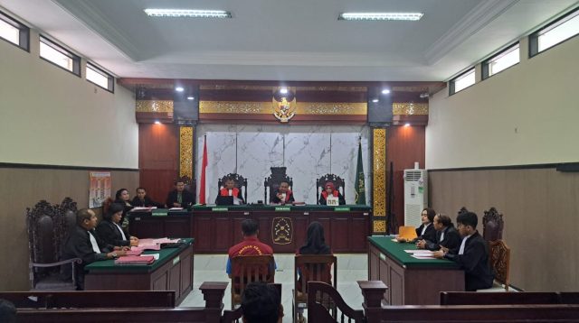 Persidangan kasus pembunuhan balita yang dilakukan orang tuanya di Kediri. [Joko]