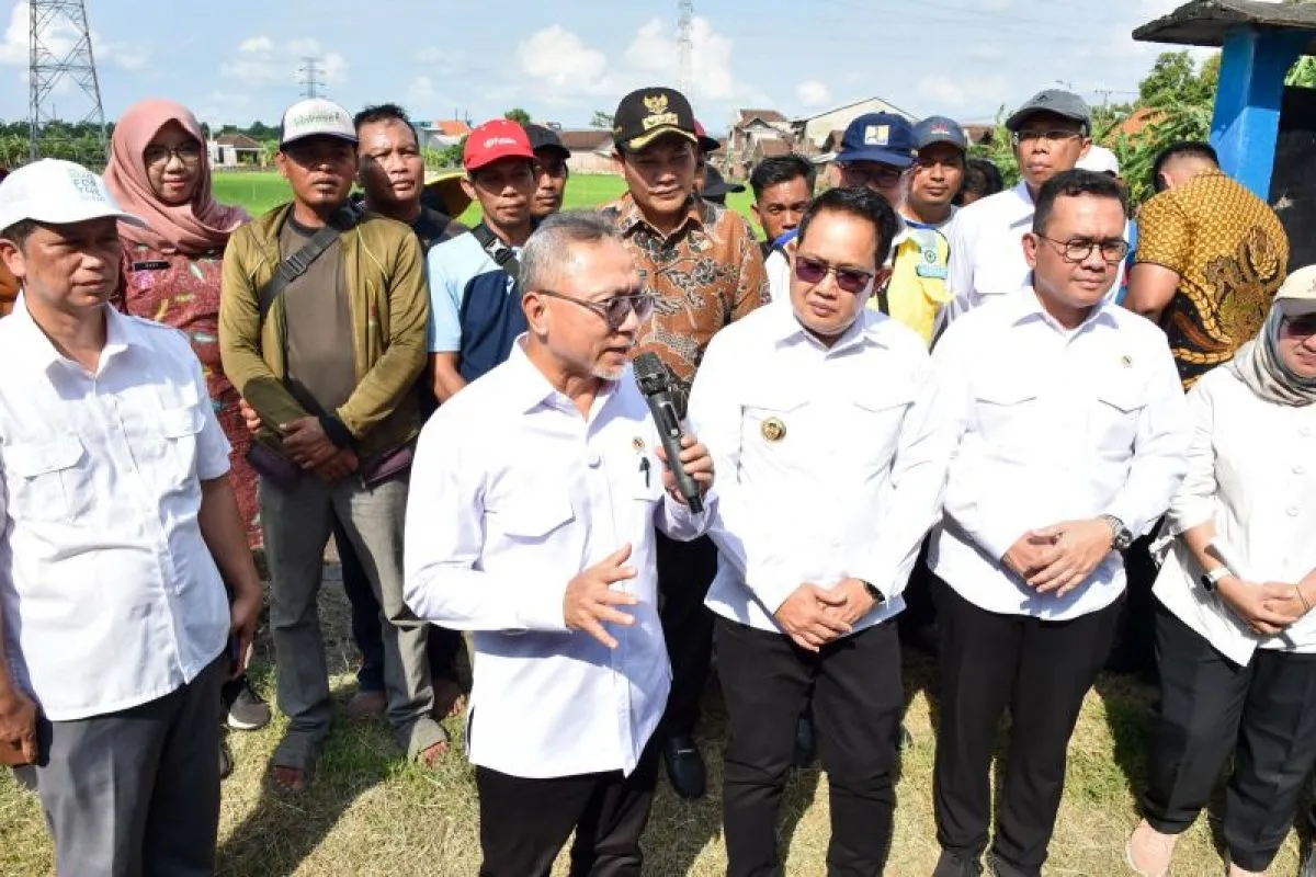 Pj Gubernur Jatim Adhy Karyono (ketiga kanan) saat mendampingi Menko Pangan Zulkifli Hasan meninjau saluran irigasi di Sidoarjo. (ANTARA/HO-Biro Adpim Jatim)