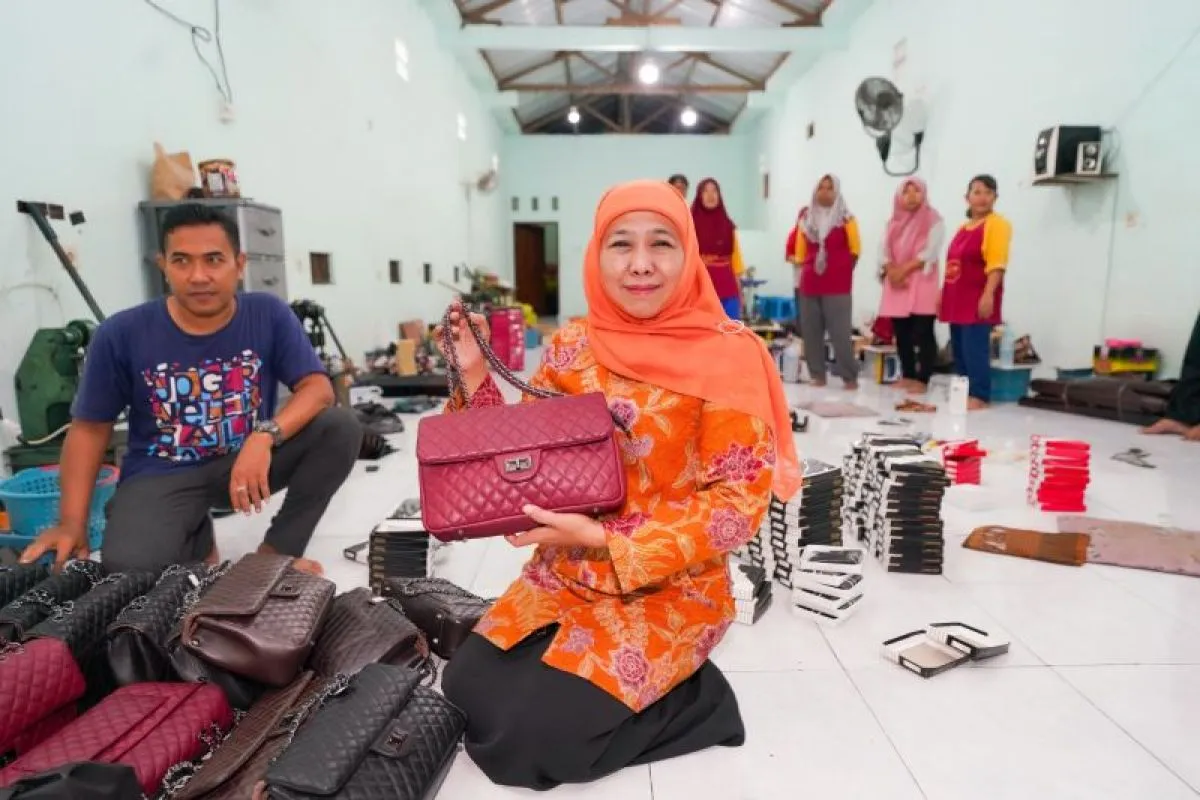 Cagub Jatim terpilih Khofifah Indar Parawansa saat mengunjungi sentra tas kulit di Tulangan, Sidoarjo. (ANTARA/HO-Tim Khofifah-Emil)