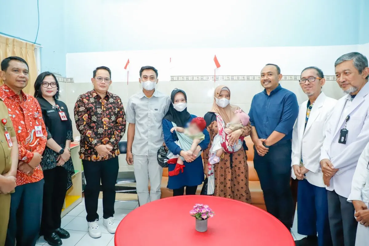 Pj Gubernur Jatim Adhy Karyono (ketiga kiri) saat menjenguk Azizah Syafa dan Azzahra Syafa yang berhasil dipisahkan di RSUD Dr Soetomo Surabaya. (ANTARA/HO-Biro Adpim Jatim)