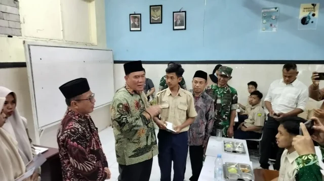 Anggota Komisi VII DPR RI Bambang Haryo Soekartono saat meninjau program MBG di Smamda. ANTARA/Indra Setiawan
