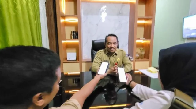 Kepala Dispertangan Situbondo Dadang Aries Bintoro memberikan keterangan. ANTARA/Novi Husdinariyanto (situbondo)