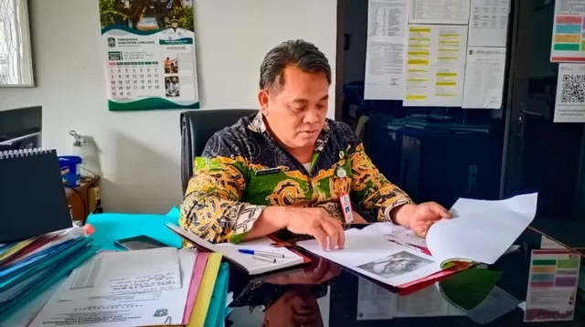 Kabid Perlindungan Anak dan Pelayanan Rehabilitasi Sosial di Dinas Sosial, Darno, SPd, MM, ketika ditemui jatimhariini.co.id, Kamis (2/1/2025). (jatimhariini.co.id)