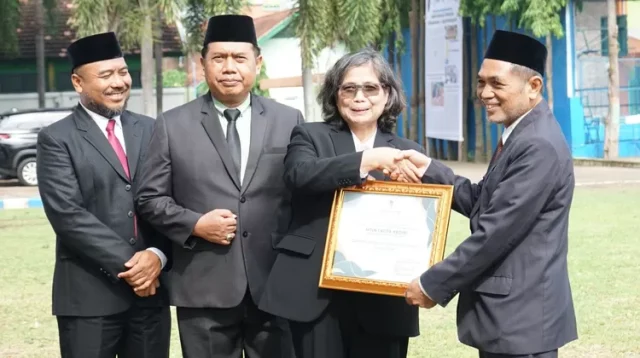 Suasana upacara Hari Amal Bhakti ke 79 di halaman MAN 2 Kota Kediri