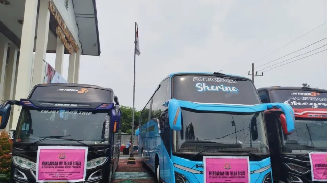 Arsip foto -Barang bukti dua unit bus diduga hasil korupsi anggaran desa di Kejaksaan Negeri Ponorogo, ANTARA/HO-Prastyo