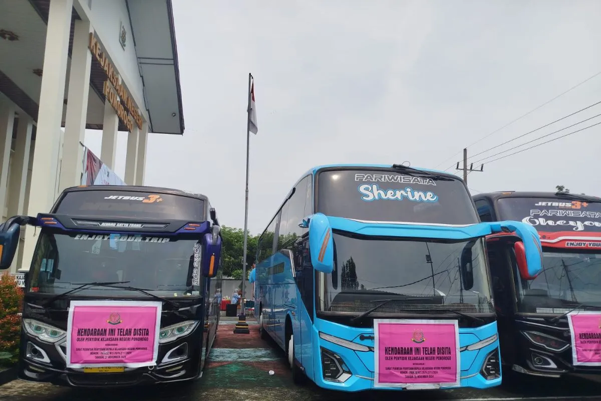 Arsip foto -Barang bukti dua unit bus diduga hasil korupsi anggaran desa di Kejaksaan Negeri Ponorogo, ANTARA/HO-Prastyo